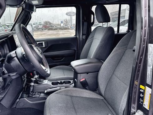 Used 2025 Jeep Wrangler Unlimited Sahara AWD/4WD image 12