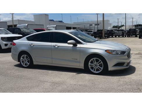 Used 2018 Ford Fusion SE FWD image 2