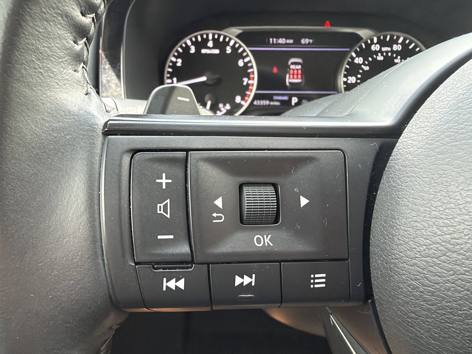 Used 2024 Nissan Pathfinder SV FWD image 18