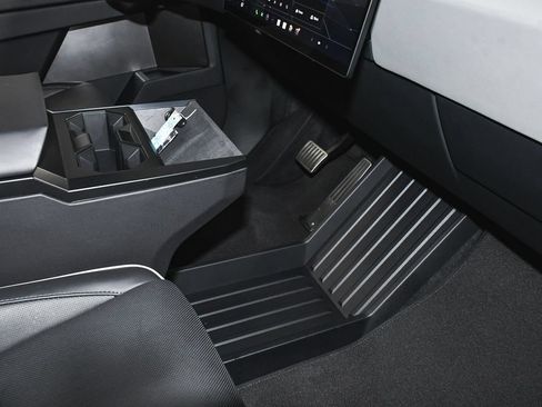 Used 2025 Tesla Cybertruck AWD Crew Cab image 65