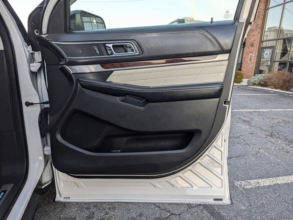 Used 2018 Ford Explorer Platinum AWD/4WD image 31