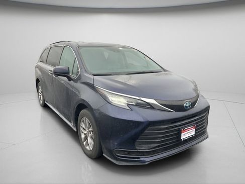Used 2022 Toyota Sienna LE w/ LE Plus Package image 2