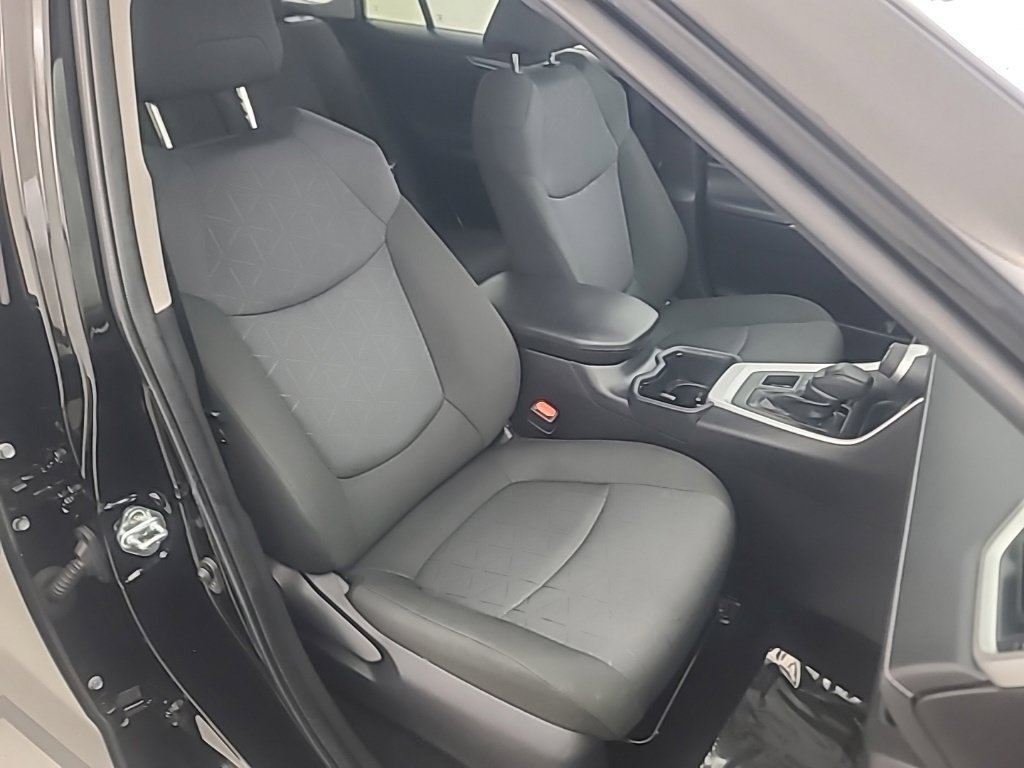 Used 2025 Toyota RAV4 XLE AWD/4WD image 17