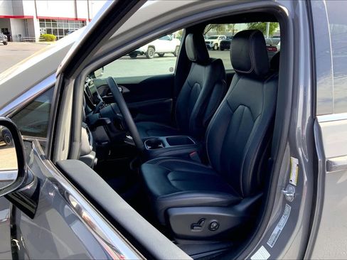 Used 2025 Chrysler Pacifica Select image 8