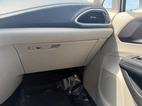 Used 2018 Chrysler Pacifica Limited FWD image 31