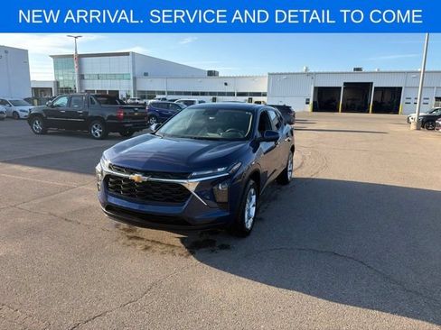Used 2024 Chevrolet Trax LS w/ LS Convenience Package FWD image 2