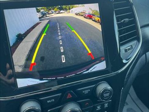 Used 2022 Jeep Grand Cherokee Laredo E AWD/4WD image 12