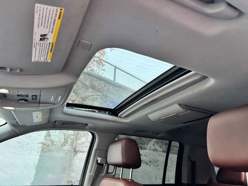 Used 2020 Chevrolet Suburban Premier w/ Premier Plus Edition image 19