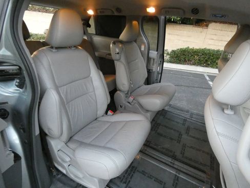 Used 2015 Toyota Sienna XLE image 37