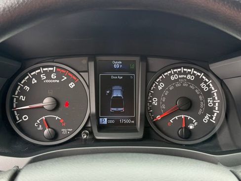 Used 2023 Toyota Tacoma SR AWD/4WD image 13