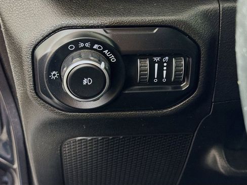 Used 2018 Jeep Wrangler Unlimited Sahara AWD/4WD image 11