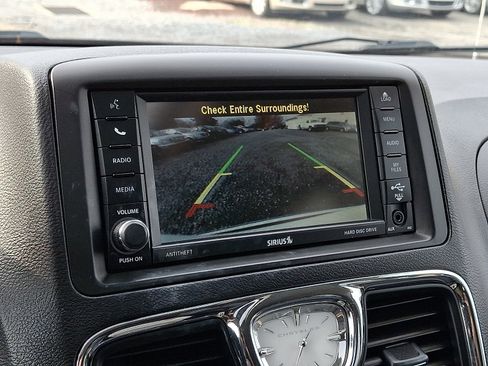 Used 2016 Chrysler Town & Country Touring-L image 21