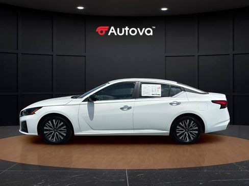 Used 2025 Nissan Altima 2.5 SV FWD image 2