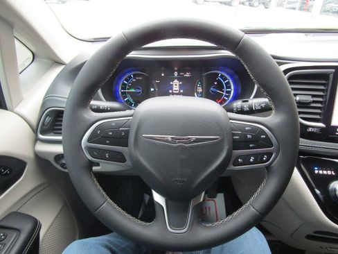 Used 2023 Chrysler Pacifica Touring-L image 26