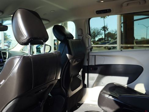 Used 2023 Chrysler Pacifica Touring-L image 37