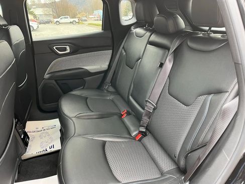 Used 2025 Jeep Compass Latitude image 24