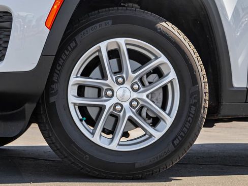 Used 2025 Jeep Grand Cherokee Laredo X RWD image 6