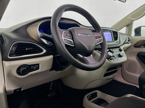 Used 2022 Chrysler Voyager LX FWD image 21