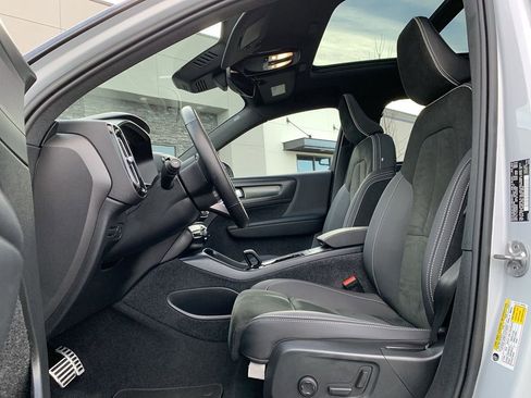 Used 2022 Volvo XC40 P8 Recharge Plus image 28