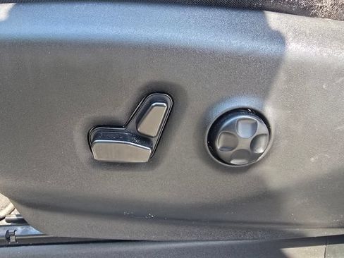 Used 2024 Chrysler Pacifica Touring-L FWD image 19