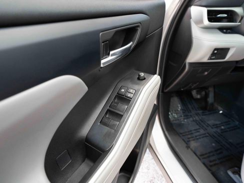 Certified 2022 Toyota Highlander XLE image 8