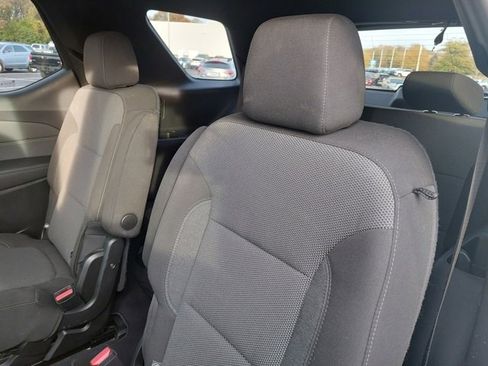 Used 2023 Chevrolet Traverse LT image 30