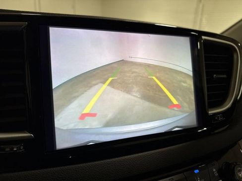 Used 2024 Chrysler Pacifica Touring-L FWD image 15