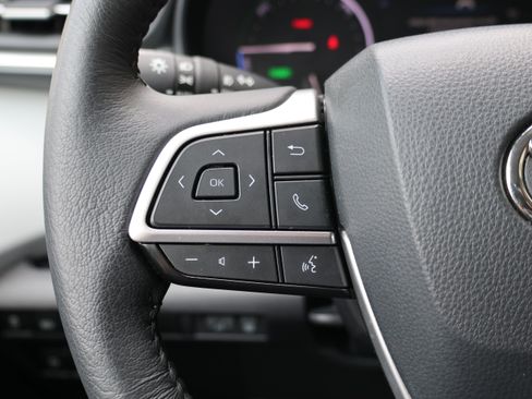 Used 2025 Toyota Sienna XLE FWD image 32