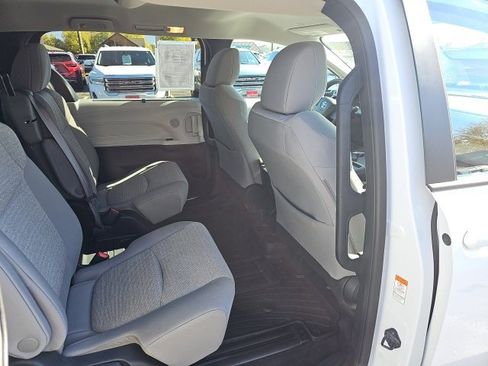 Used 2025 Toyota Sienna LE image 18