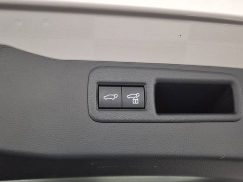 Used 2023 Toyota Venza LE image 9