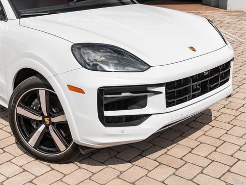Used 2024 Porsche Cayenne Coupe AWD/4WD image 8