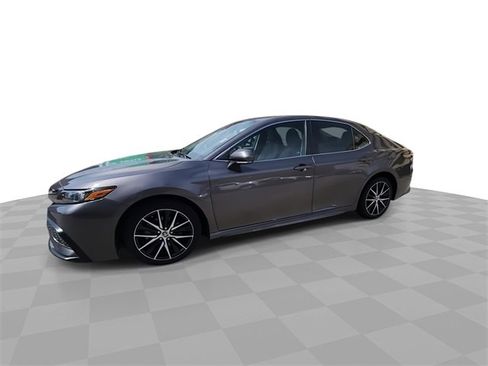 Used 2022 Toyota Camry SE image 4