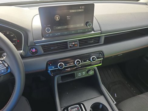 Used 2025 Honda Pilot Sport image 14