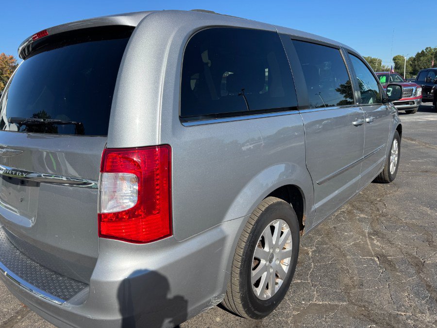 Used 2014 Chrysler Town & Country Touring FWD image 11