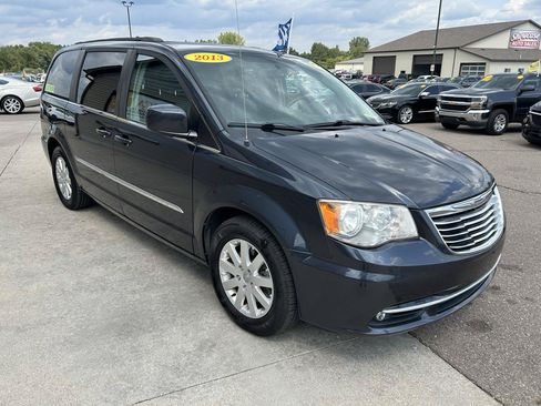 Used 2013 Chrysler Town & Country Touring FWD image 3