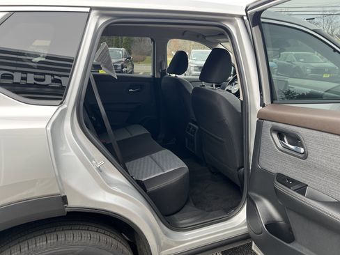 Used 2023 Nissan Rogue SV image 12