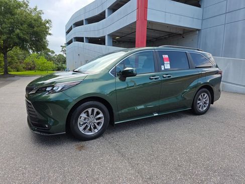 New 2026 Toyota Sienna XLE FWD image 3