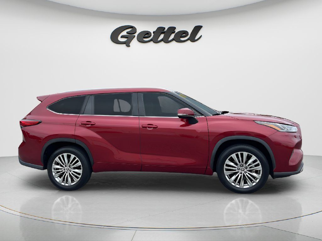 Used 2023 Toyota Highlander Platinum FWD image 4