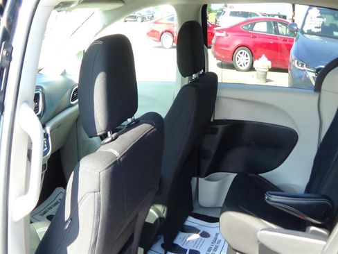 Used 2023 Chrysler Voyager LX image 13