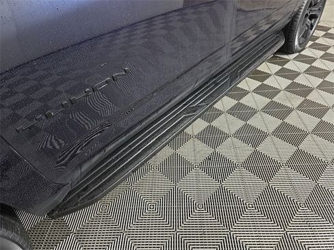 Used 2023 GMC Yukon XL SLE image 9