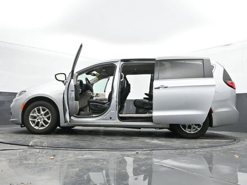 Used 2024 Chrysler Pacifica Touring-L FWD image 72