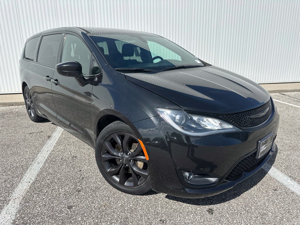 Used 2018 Chrysler Pacifica Touring Plus w/ S Appearance Package FWD image 10