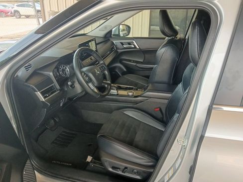 Used 2025 Mitsubishi Outlander AWD image 4