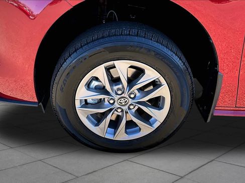 Used 2024 Toyota Sienna LE FWD image 10