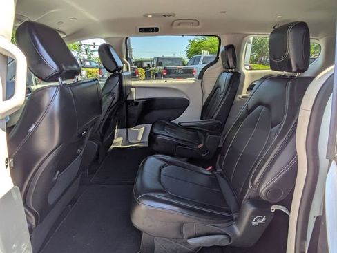 Used 2024 Chrysler Pacifica Touring-L FWD image 15
