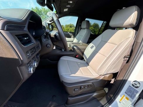 Used 2024 GMC Yukon XL SLT w/ SLT Luxury Package image 3