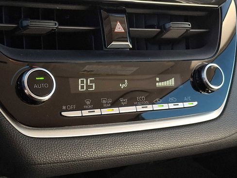 Used 2021 Toyota Corolla LE image 12