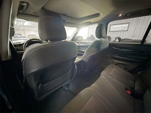 Used 2023 Jeep Grand Cherokee Laredo image 9