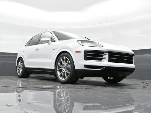 Certified 2025 Porsche Cayenne E-Hybrid AWD/4WD image 40