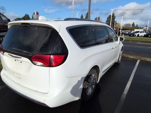 Used 2018 Chrysler Pacifica Touring-L image 6